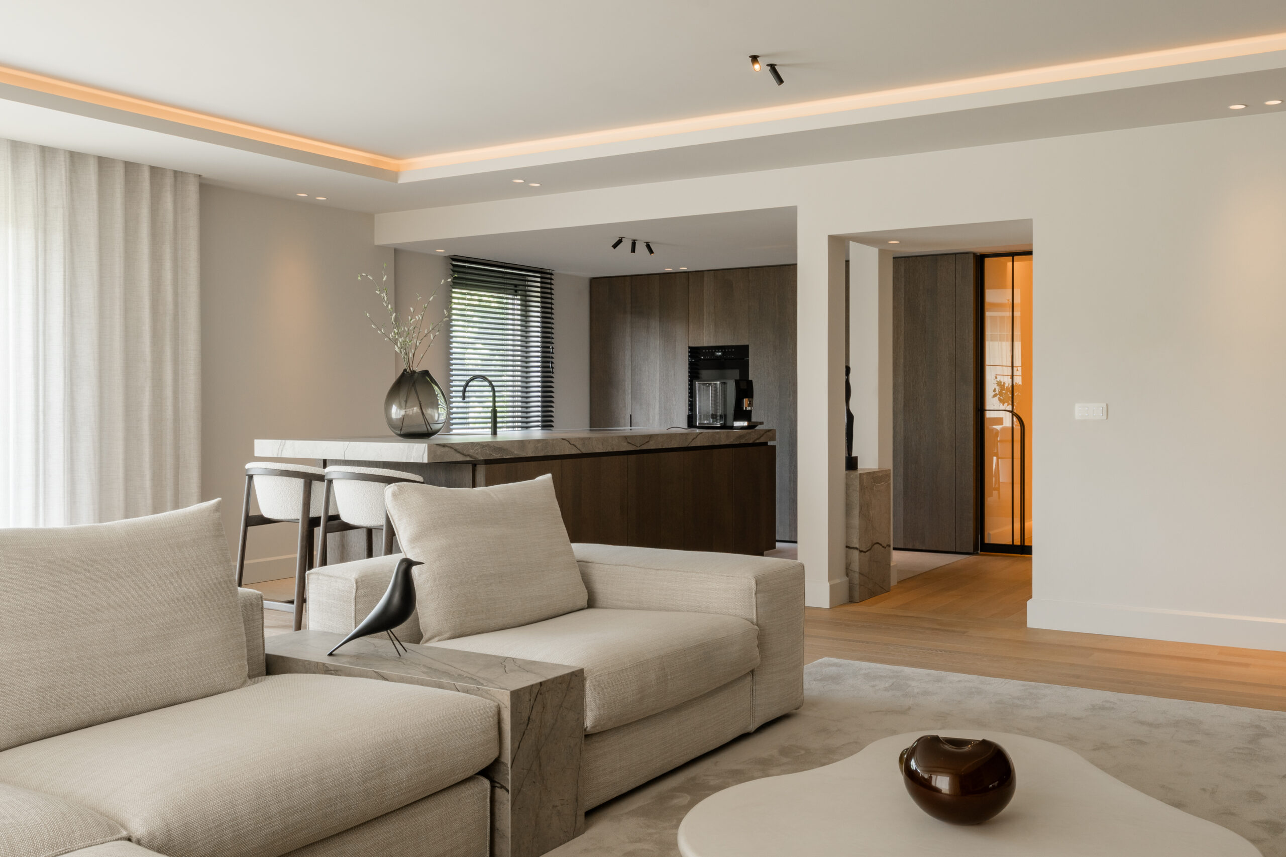Salon w domu premium oświetlony w temperaturze 2700K — realizacja w Belgii z oprawami Modular