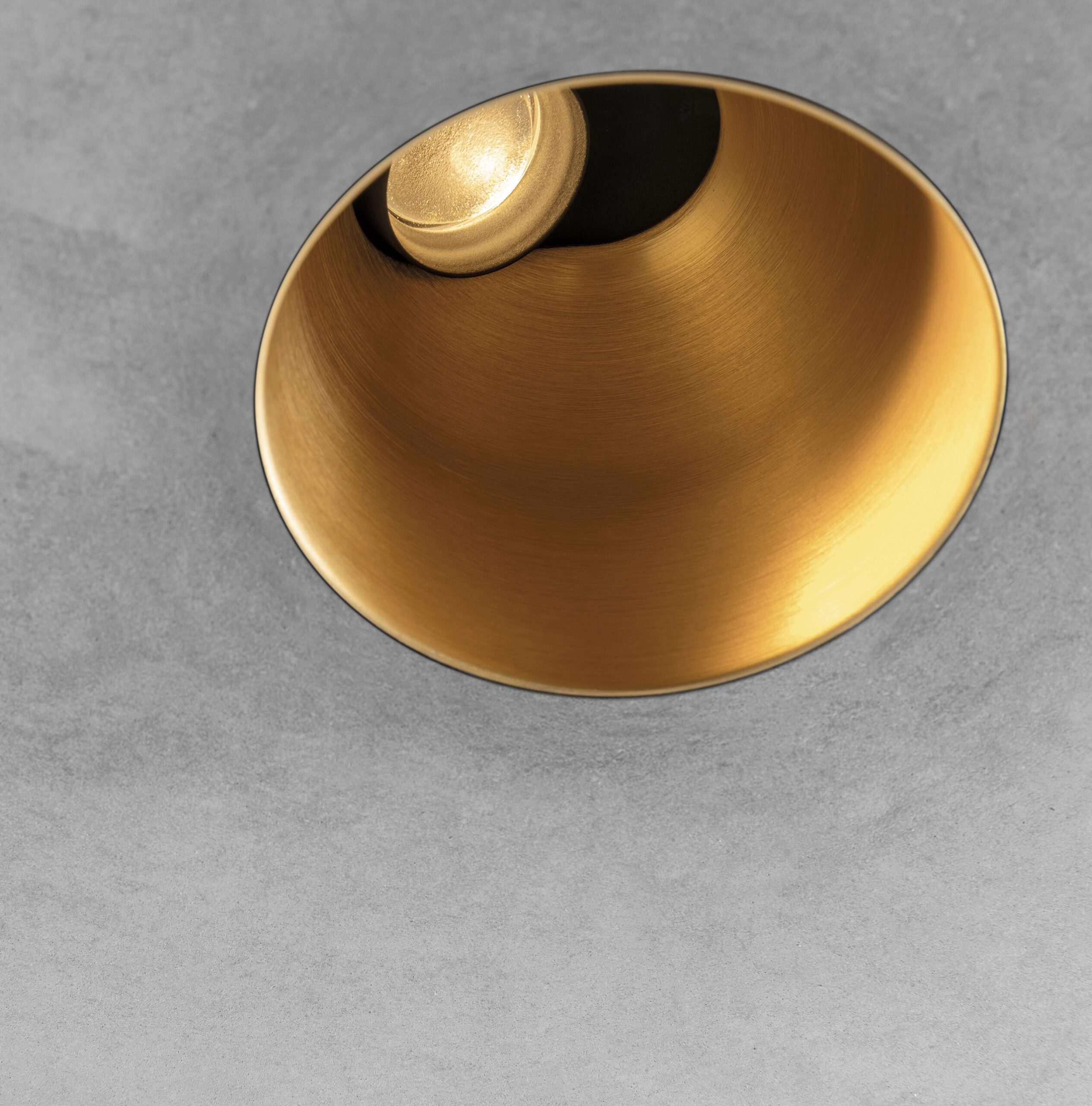 THIMBLE-70-TRIMLESS-ADJ_LED_ANOGOLD_IN-CONCRETE_02